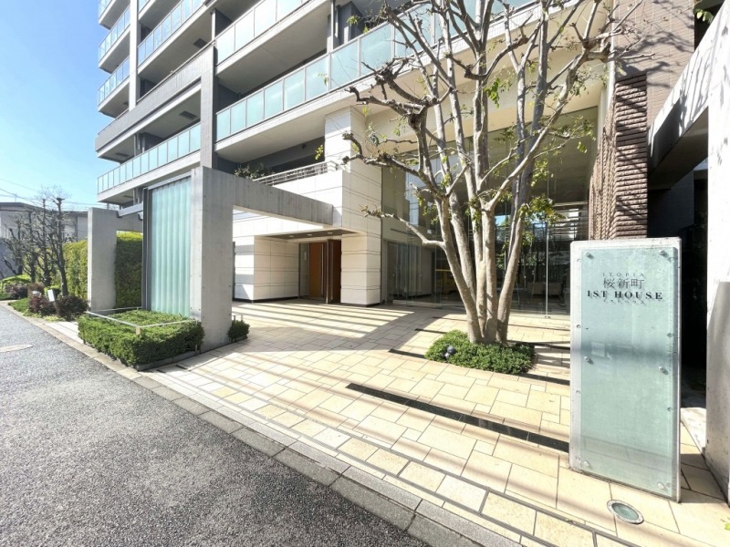 【エントランス】シンボルツリーがアクセントとなったエントランスは、重厚で落ち着いた雰囲気。住まう方に安らぎを与える迎賓空間です。オートロックや防犯カメラを設置し安心のセキュリティ体制。宅配ボックスも備え、利便性にも配慮されています。