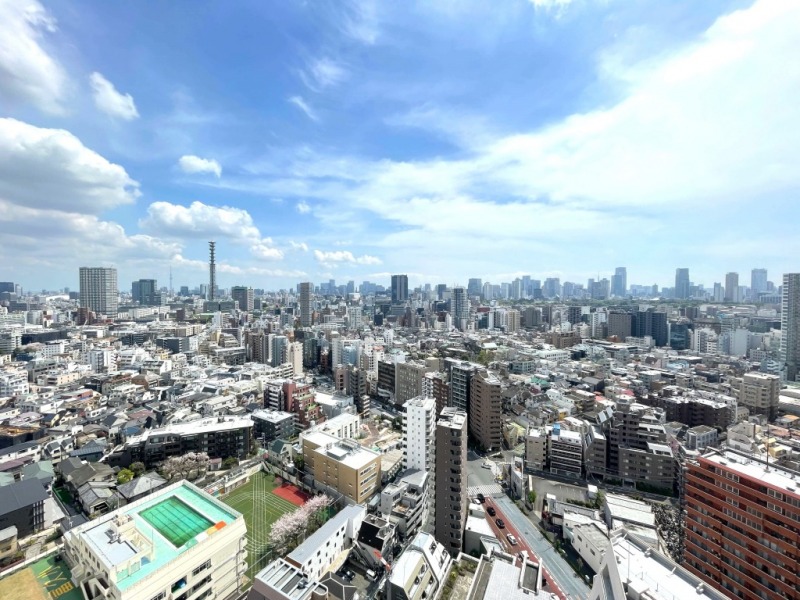 【住戸からの眺望】目線を遮るものはなにもない爽快なパノラマビューで、抜けた開放感があり、都心部の高層ビル群まで望めます。夜は一面に広がる灯りの美しい夜景も愉しめます。