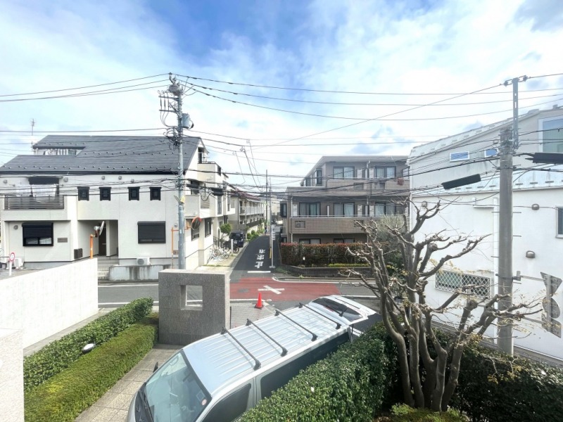 【住戸からの眺望】周辺は低層の建物が多く開放感もあり、空のブルーと植栽のグリーンのコントラストが美しい眺望です。