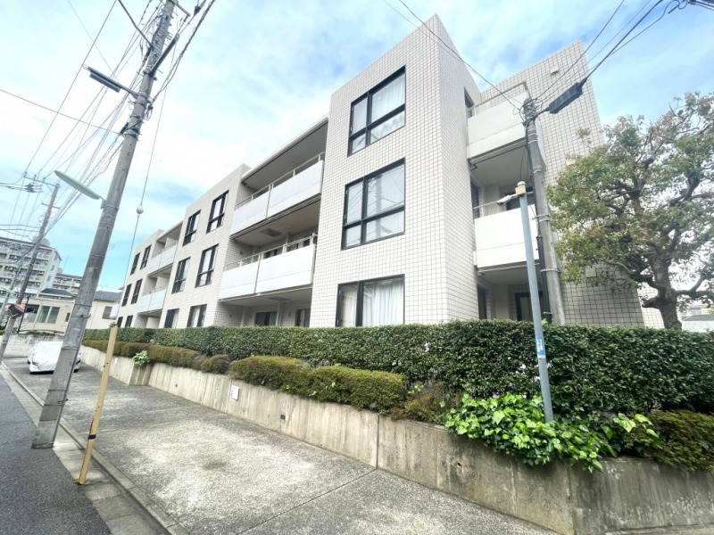 【外観】重厚感あるホワイトタイル張りの外観が印象的なレジデンス。低層ながら品格漂う佇まいが街並みに調和します。小田急線を利用し「新宿」駅へ軽快にアクセスでき、利便性の高い交通環境が魅力です。世田谷区船橋の閑静な住宅街に立地。落ち着いた住環境と利便性を兼ね備えた住みやすいエリアです。商店街や小~大型スーパーが点在し、生活利便性の高いエリア。日々の暮らしを快適にサポートします。緑豊かな公園や学校、クリニックが徒歩圏に充実。ファミリー層にもおすすめの住環境です。