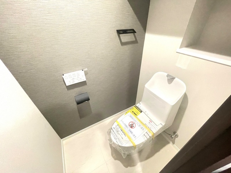 【トイレ】すっきりとしたデザインで清潔感があり、落ち着ける空間です。トイレもうれしい洗浄機能付きです。ニッチもあり、トイレットペーパーを収納したり飾り棚としてご利用頂けます。