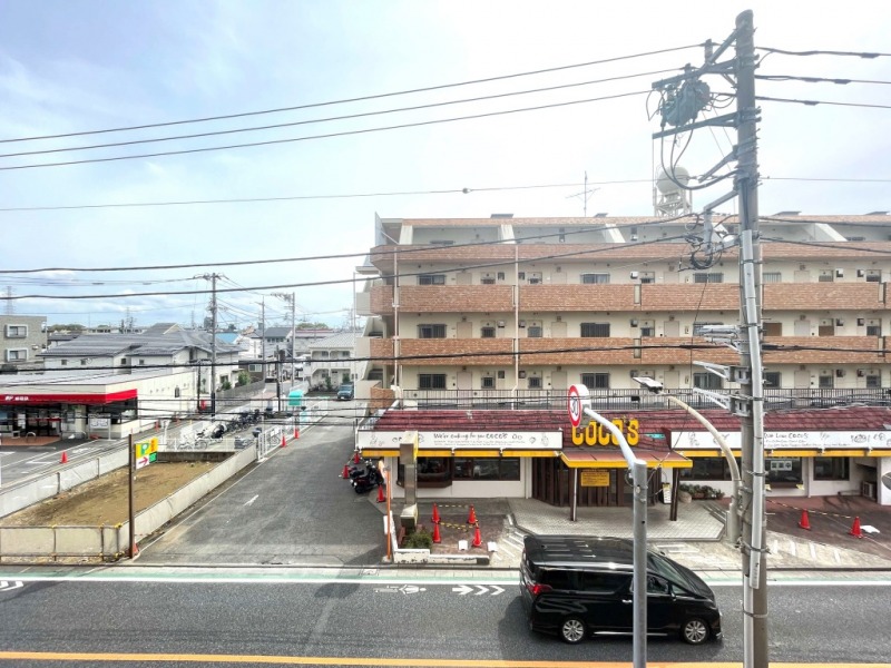 【住戸からの眺望】眼下は道路で、前面の建物まで距離が保たれているので陽光も注ぎ、周辺は低層の建物も多く開放感もあり、広い空も仰げる眺望です。