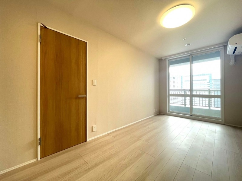 【洋室：8.0帖】南西向きの採光があり、明るく過ごしやすい洋室です。間口が広く使い勝手の良いクローゼットを備え、大型ベッドまたは、シングルベッドを2台置ける広さがあり、主寝室にもおすすめです。