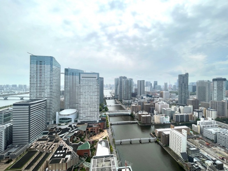 【住戸からの眺望】進化し続ける街並みに、水辺の潤いを感じながら広い空を仰げる、都心のベイエリア＆タワーマンション高層階ならではの爽快感のある特別な眺望です。