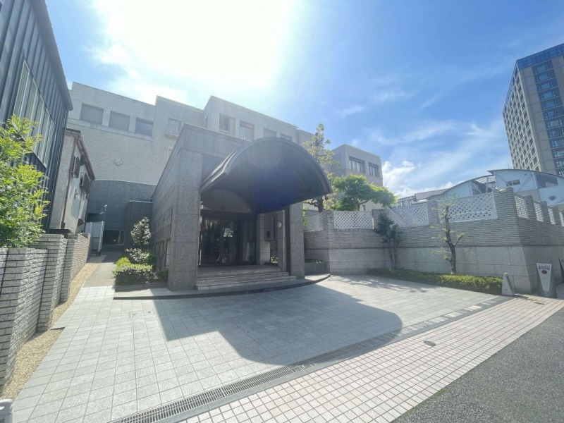【外観】ルネッサンス時代の宮殿をイメージして造られた重厚感ある低層フォルムの佇まいと品格漂う意匠が印象的な外観。銀座線・千代田線・半蔵門線が利用可能な「表参道」駅や東京メトロ日比谷線「広尾」駅より徒歩圏内に位置し、都内主要エリアへのアクセスに優れたロケーション。「渋谷」や「大手町」などのビジネス・商業エリアへスムーズに移動でき、通勤・通学、お出かけにも利便性の高い立地です。物件周辺は、南青山らしい落ち着きと洗練が共存する住環境が魅力。徒歩圏には「有栖川宮記念公園」の豊かな緑が広がり、都心にいながら四季を感じられる潤いある暮らしを実現します。また、表参道・広尾エリアならではの上質なカフェやレストラン、インテリアショップなどが点在し、日常に彩りを添えてくれます。日常の利便性も高く、コンビニやスーパーが徒歩5分圏内に揃い、日々のお買い物も快適です。さらに郵便局も利用しやすく、生活に必要な施設がバランスよく整っています。教育環境としては「港区立青南小学校」や名門私立校も徒歩圏に点在し、子育て世帯にも安心の住環境です。都心の利便性と落ち着いた住環境を兼ね備えた、南青山ならではの魅力を享受できる立地です。