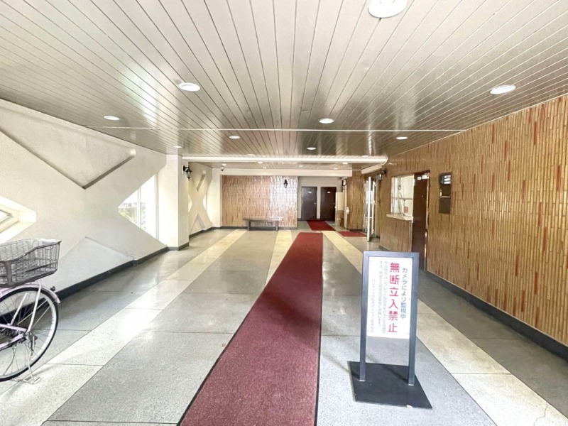 【エントランス】クラシカルな雰囲気漂うエントランスは、訪れる人を穏やかに迎える上質な空間です。