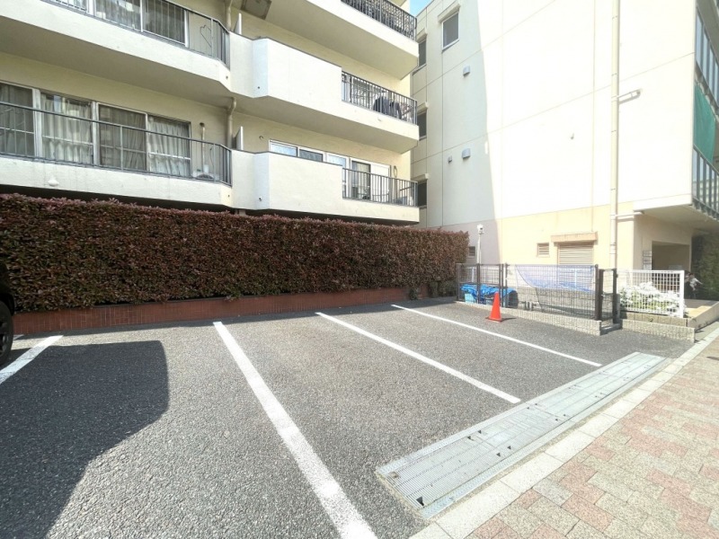 【駐車場】乗り降りや入出庫しやすい敷地内の平置き駐車場です。ハイルーフ車もゆとりを持って駐車する事ができます。