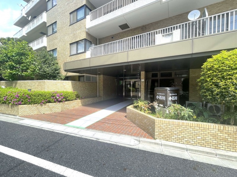 【エントランス】エントランスアプローチは優しいグリーンで彩られ、前面道路より奥まった所に位置する、プライバシー性の高いエントランス。品のあるデザインで、日常に安心感と上質さをもたらします。