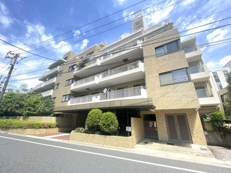 【外観】落ち着いたベージュ系タイル貼りが上品な印象を演出する、街並みに調和した外観です。1980年8月築、清水建設施工、ヨートー開発旧分譲の地下1階地上6階建、総戸数44戸のヴィンテージマンションです。都心主要エリアへのアクセスが良好です。東京メトロ丸ノ内線「茗荷谷」駅が最寄りで都心主要エリアへのアクセスが良好です。通勤・通学に便利な立地です。スーパーやコンビニ、ドラッグストアが徒歩5分圏内に揃い、日々の買い物に便利な生活利便性の高い住環境です。「小石川植物園」などの緑豊かな公園が近く、区立小・中学校も徒歩10分圏内で教育施設や医療機関も整い、子育て世帯にも安心の環境です。
