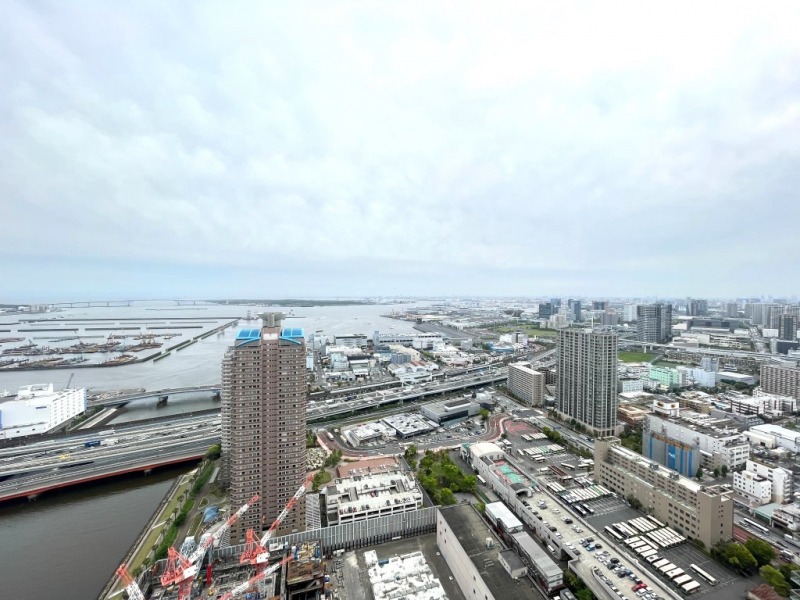 【住戸からの眺望】進化し続ける街並みに、水辺の潤いを感じながら広い空を仰げる、都心のベイエリア＆タワーマンション高層階ならではの爽快感のある特別な眺望です。奥にはゲートブリッジも望めます。