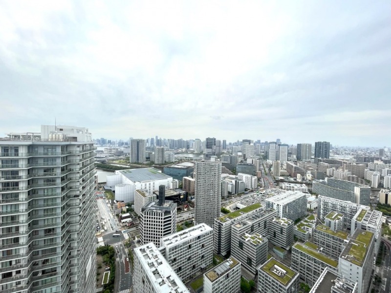 【住戸からの眺望】豊洲や月島方面や奥には東京駅方面の高層ビル群も一望できます。