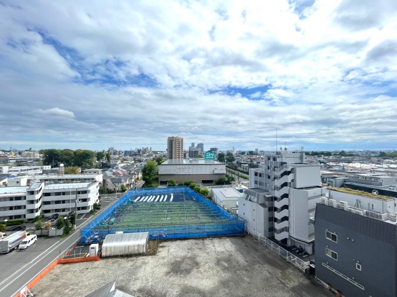 【住戸からの眺望】高層の建物も少なく、開放感たっぷりで、広い空のブルーと街に点在するグリーンのコントラストが美しい眺望です。バルコニーから世田谷区たまがわ花火大会を鑑賞できます。（天候による）