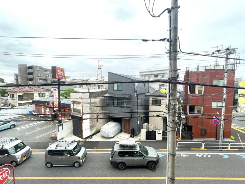 【住戸からの眺望】眼下は道路で、前面の建物まで距離が保たれているので陽光も注ぎ、周辺は低層の建物も多く開放感もあり、広い空も仰げる眺望です。