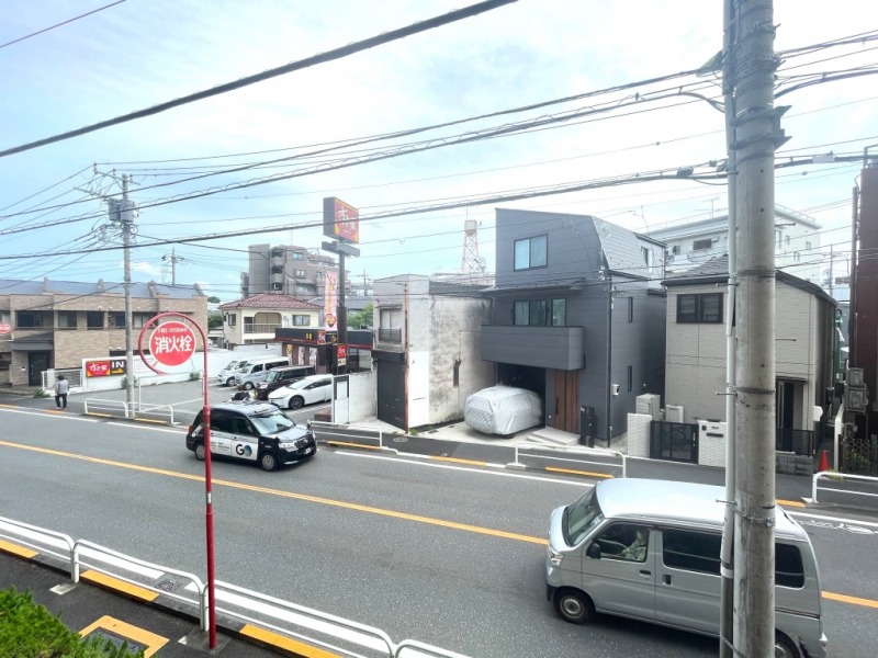 【住戸からの眺望】眼下は道路で、前面の建物まで距離が保たれているので陽光も注ぎ、周辺は低層の建物も多く開放感もあり、広い空も仰げる眺望です。