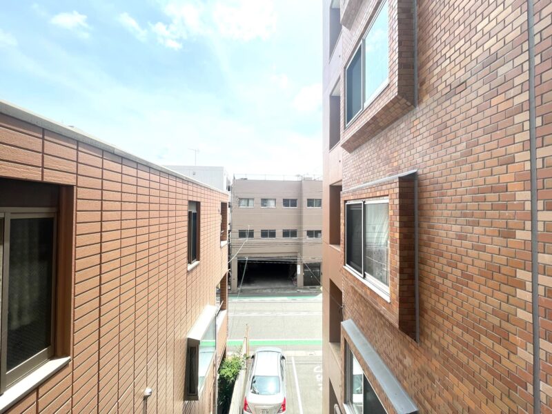 【住戸からの眺望】左側の建物は低層で南の前面は抜けている為、採光も注ぎ、空も仰げます。