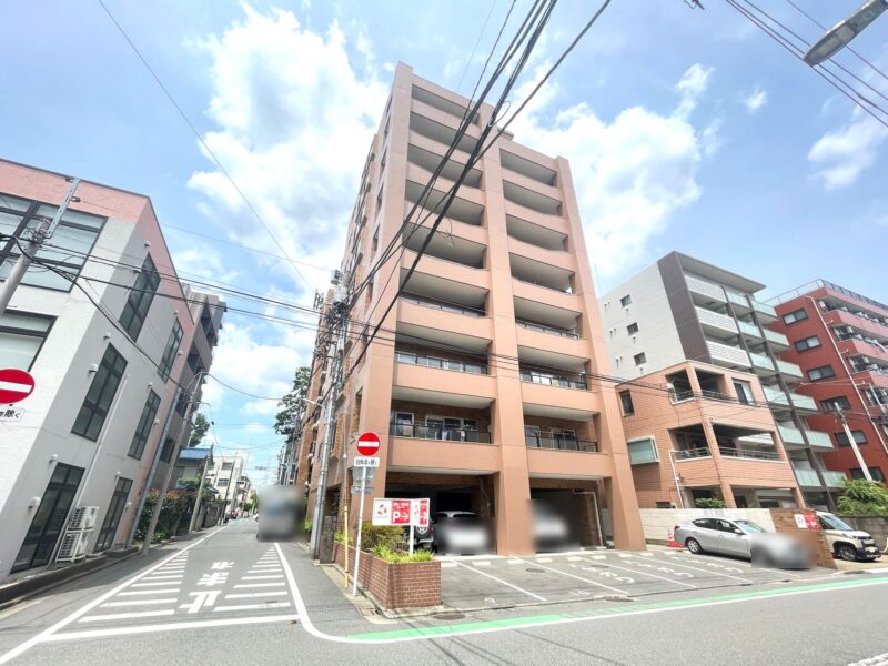 【外観】ブラウンタイル張りの重厚感と温かみのあるデザインが魅力の長く住み継がれる外観です。1974年5月築、佐藤秀工務店施工、丸増旧分譲の地上9階建、総戸数35戸のレジデンス。京王線沿線を利用し、「新宿」駅へスムーズにアクセス可能。都心主要エリアへの移動も快適で、日々の利便性を支えます。落ち着きと利便性を兼ね備えた住みやすいロケーションです。周辺にはスーパーやコンビニ、ドラッグストアが点在し、日常の買い物に便利な生活環境が整っています。