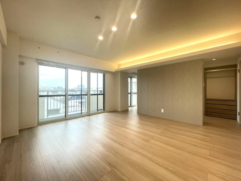 【洋室：約16.60帖】西向きの陽光が注ぎ、過ぎゆくときをゆったり感じられるお部屋です。オープンクローゼットを備え、居室スペースも広くご利用頂けます。間接照明が効いた柔らかな雰囲気を醸し出し、大型のベッドまたは、シングルベッドを2台置ける広さがあり、主寝室にもおすすめです。
