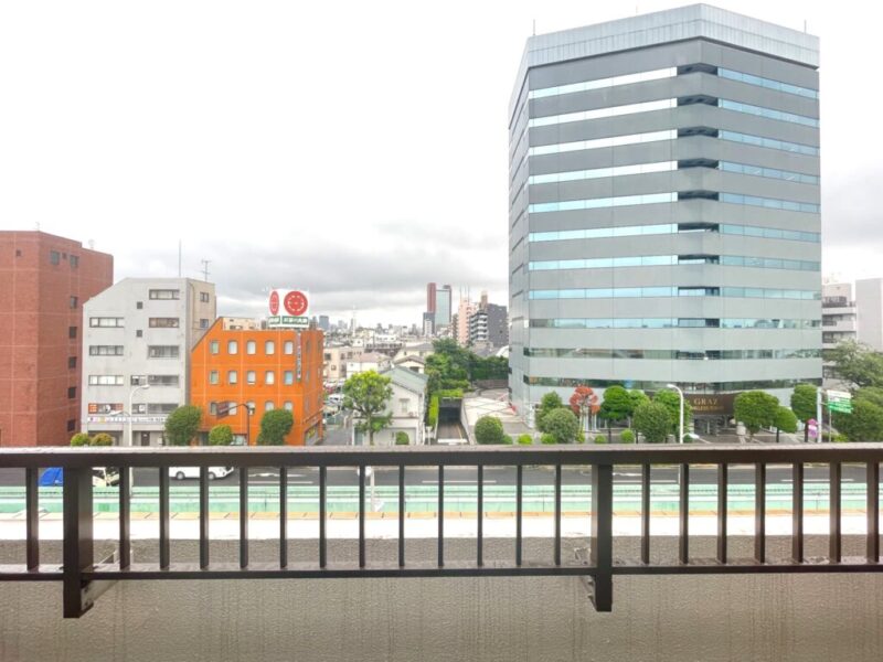 【住戸からの眺望】眼下は道路で、前面の建物まで距離が保たれているので陽光も注ぎ、こちらも開放感のある眺望です。