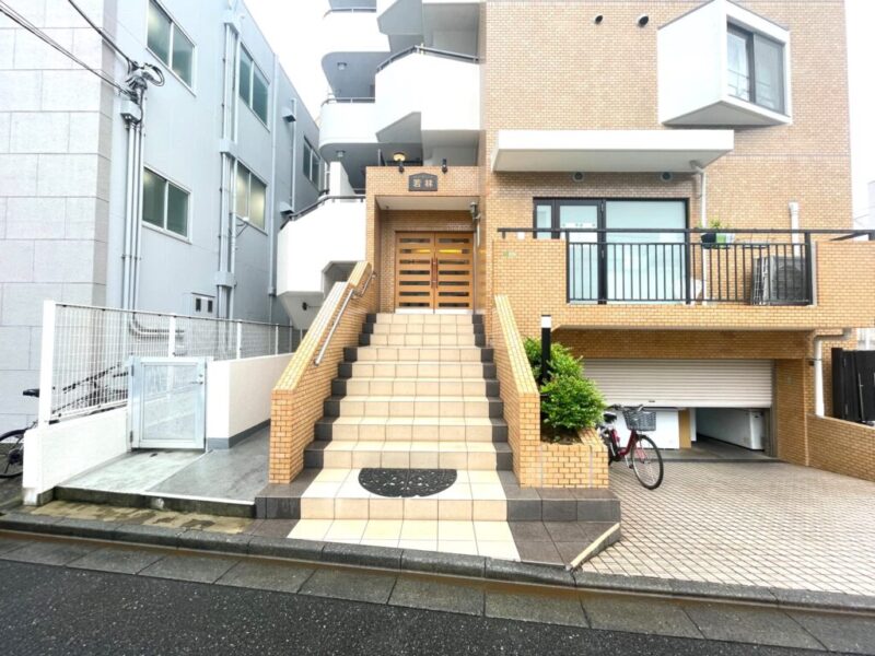 【エントランス】前面道路より奥まった所に位置する、プライバシー性の高いエントランス。居住者や来訪者を穏やかに迎えます。