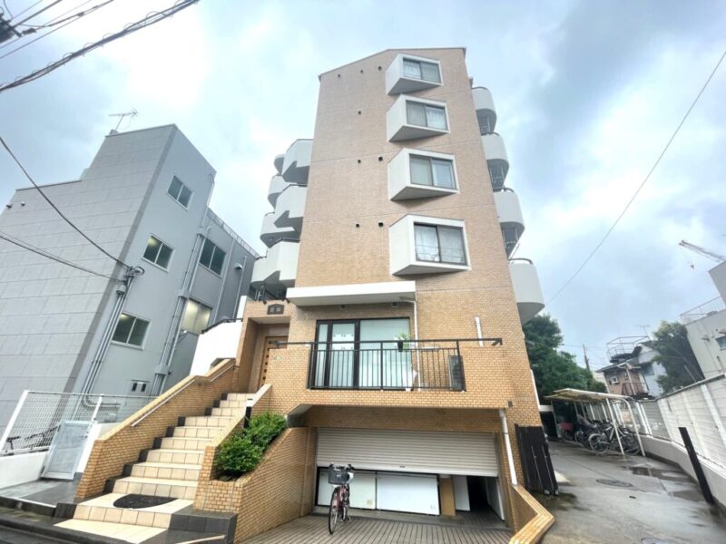 【外観】ブラウンのタイル張りにホワイトの配色、レッドの屋根が印象的。端正で瀟洒な外観です。1987年2月築、木田建設施工、太平洋興発旧分譲の地下1階地上5階建、総戸数19戸のレジデンスです。東急世田谷線を最寄りとし、「三軒茶屋」駅も徒歩圏、東急園都市線利用で都心主要エリアへ快適なアクセスを実現します。スーパーは至近に位置し、コンビニやドラッグストアも近く、日々の買い物に便利な環境。生活利便性の高い住まいです。近隣には公園や教育施設が点在し、子育て世帯にも適した住環境。医療機関も身近で安心感があります。