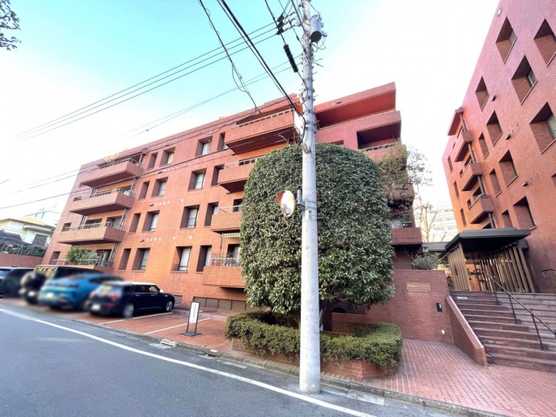 【外観】明治通りから少し入った閑静な住宅街に佇む、クラシカルなブラウンタイル張りの重厚感と風格漂う外観です。1976年10月築、竹中工務店施工、東高ハウス旧分譲の地下1階地上5階建、総戸数47戸のヴィンテージマンションです。「原宿」駅・「北参道」駅・「明治神宮前」駅の3駅徒歩10分圏内の複数路線が利用可能な好立地。都心主要エリアへのスムーズな移動が可能で、利便性の高いロケーションです。周辺にはスーパーやコンビニ、飲食店が点在し、日常の買い物や外食にも便利な環境が整っています。原宿エリアの豊富な商業施設も身近です。ショッピングやグルメを気軽に楽しめる利便性の高い住環境です。明治神宮に寄り添い、公園も点在するエリアは都心にいながら季節折々の自然を感じられる環境。区立小・中学校も徒歩5分圏内で、他教育施設や医療機関も揃い、ファミリーも安心して暮らせます。