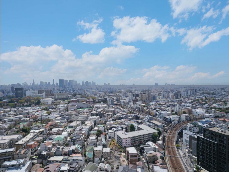 【住戸からの眺望】目線を遮るものはなにもなく、抜けた開放感があり、緑もありつつ新宿方面の高層ビル群まで望めます。都心のタワーマンション高層階ならではの爽快感のあるパノラマビューです。夜は一面に広がる灯りの美しい夜景も愉しめます。