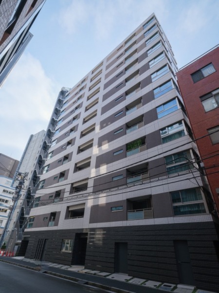 【外観】都市景観に調和する洗練されたモダンデザイン。落ち着きのある色調と質感が上質な存在感を放ちます。2017年9月築、松井建設施工、西日本鉄道/アスコット旧分譲の地上12階建、総戸数22戸のアーバンレジデンスです。「小伝馬町」駅至近で、3駅徒歩10分圏内の複数路線が利用できる好立地で、通勤・通学の選択肢が広がります。「東京」駅や「銀座」エリアへもスムーズにアクセスでき、都心生活を快適にサポートします。徒歩3分圏内にスーパーやコンビニ、ドラッグストアが点在し、日々の買い物に便利な環境。飲食店も豊富で外食にも困りません。オフィス街ならではの利便性を享受でき、飲食店やカフェ、生活利便施設が充実しています。近隣には小規模公園が点在し、都心にいながら緑を感じられる環境。クリニックや総合病院も揃い、安心の生活基盤です。