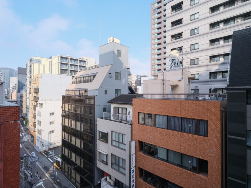 【住戸からの眺望】南西側の眼下は道路で開放感があり、前面の建物まで距離が保たれているので陽光も注ぎ、ビルの合間から抜けもあり、広い空も仰げる眺望です。
