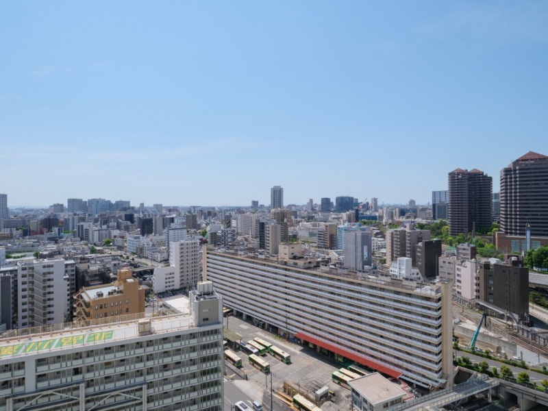 【住戸からの眺望】都会的な高層ビルが建ち並ぶ風景ながら抜け感もあり、広い空も仰げる開放感のある眺望です。夜は一面に広がる灯りの美しい都心夜景も愉しめます。
