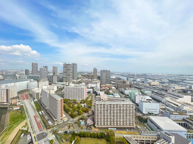 【住戸からの眺望】進化し続ける街並みに、水辺の潤いを感じながら広い空を仰げる、都心のベイエリア＆タワーマンション高層階ならではの爽快感のあるパノラマビューです。