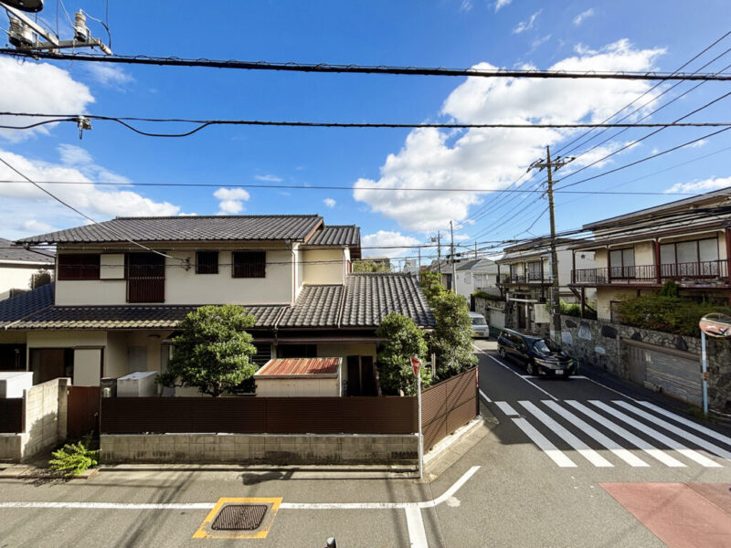 【住戸からの眺望】眼下は道路で、前面の建物まで距離が保たれているので陽光も注ぎ、周辺は低層の建物も多く開放感もあり、広い空も仰げる眺望です。