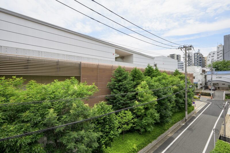 【住戸からの眺望】眼下は道路で、前面の建物まで距離が保たれているので陽光も注ぎ、周辺は低層の建物も多く開放感もあり、広い空も仰げる眺望です。
