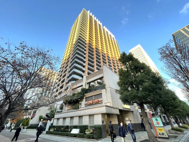 【外観】暖色系のラインの入ったグリッド状のきりりと美しい外観で、一際目を惹く神保町のシンボリックタワーです。2003年1月築、西松建設/大成建設/鹿島建設共同企業体施工、三井不動産旧分譲の地下3階地上29階建、総戸数324戸のハイグレードタワーレジデンス。「神保町」駅直結の本物件1・2階には、書店、クリーニング店、カフェ、飲食店などのテナントも入っていて利便性も高く、周辺は街路樹も綺麗で、駅近ながら緑も多い住環境です。区立小・中学校も徒歩7分圏内でその他の教育施設や医療機関も身近に揃い、安心して暮らせる環境。公園も点在し、都心にいながら緑も感じられます。千代田区神保町の中心に位置し、歴史と文化が息づく街並みと利便性を兼ね備えた魅力的な立地です。
