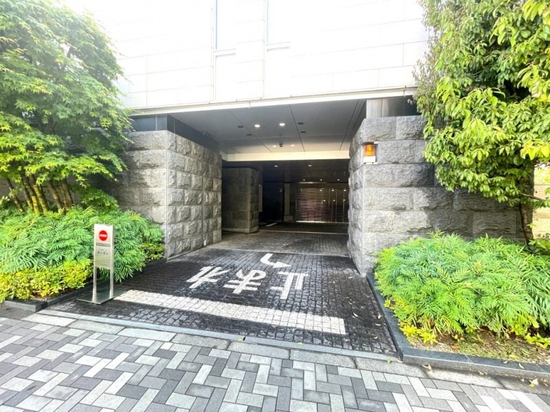 【駐車場】敷地内にある屋内駐車場はセキュリティーにも配慮され、天候による汚れや日焼けなどから大切なお車を守ります。