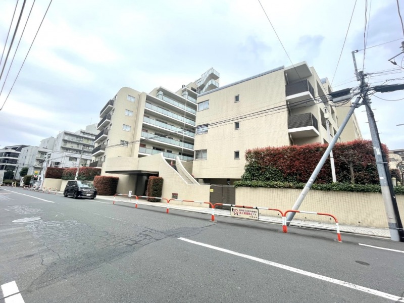 【外観】洗練されたベージュ系タイルを基調に、神楽坂の街並みに調和する上品で落ち着いた外観デザイン。2004年2月築、大林組施工、野村不動産旧分譲の地上12階建、総戸数237戸のレジデンスです。「神楽坂」駅をはじめ、「飯田橋」駅や「牛込神楽坂」駅など複数駅が徒歩10分圏内に揃い、都心各所へダイレクトアクセスが可能な利便性の高い立地です。周辺にはスーパーやコンビニ、ドラッグストアが点在し、日々の買い物に便利な住環境。「神楽坂商店街」も近く、飲食店やカフェが並ぶ神楽坂エリアならではの豊かな日常をお楽しみいただけます。周辺には公園や教育施設が整い、落ち着いた住環境が魅力。医療機関も充実しており、安心して暮らせる環境が整っています。