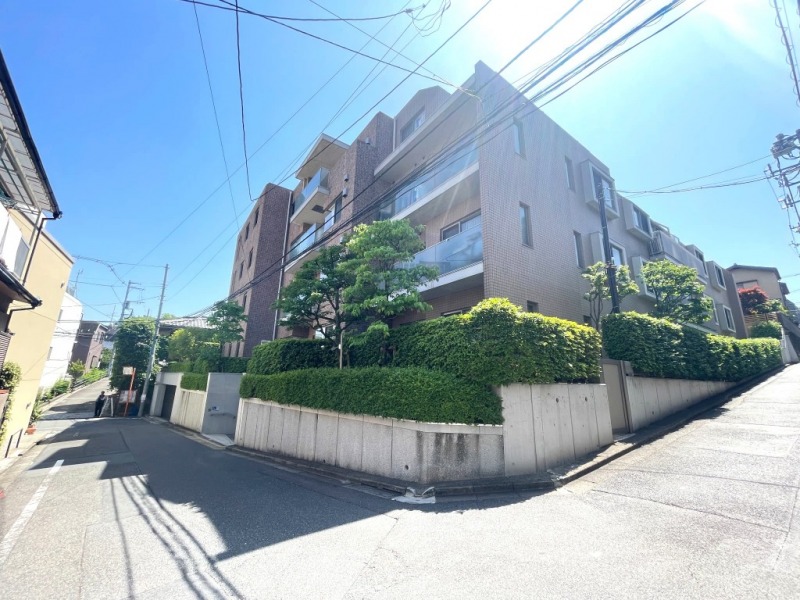 【外観】美しく整った植栽に囲まれた重厚感と洗練を兼ね備えたファサードが、閑静な若宮町の街並みに調和します。神楽坂エリアを生活圏に、歴史と風情を感じる若宮町の閑静な住宅街に立地しています。1998年11月築、熊谷組施工、荒井商店旧分譲の地下1階地上4階建、総戸数26戸の低層レジデンスです。JR中央・総武線「飯田橋」駅をはじめ、東京メトロ東西線・有楽町線・南北線、大江戸線など複数路線が利用可能。都心主要エリアへのアクセスに優れています。周辺にはスーパーやコンビニ、ドラッグストア、飲食店が充実。神楽坂商店街も身近にあり、日々の買物や外食を気軽に楽しめます。また飯田橋・神楽坂エリアならではの多彩な商業施設が揃い、カフェや老舗飲食店も点在し、豊かな都市生活を彩ります。近隣には公園や教育施設、医療機関が揃い、落ち着いた住環境を形成。子育て世帯にも安心感のあるロケーションです。