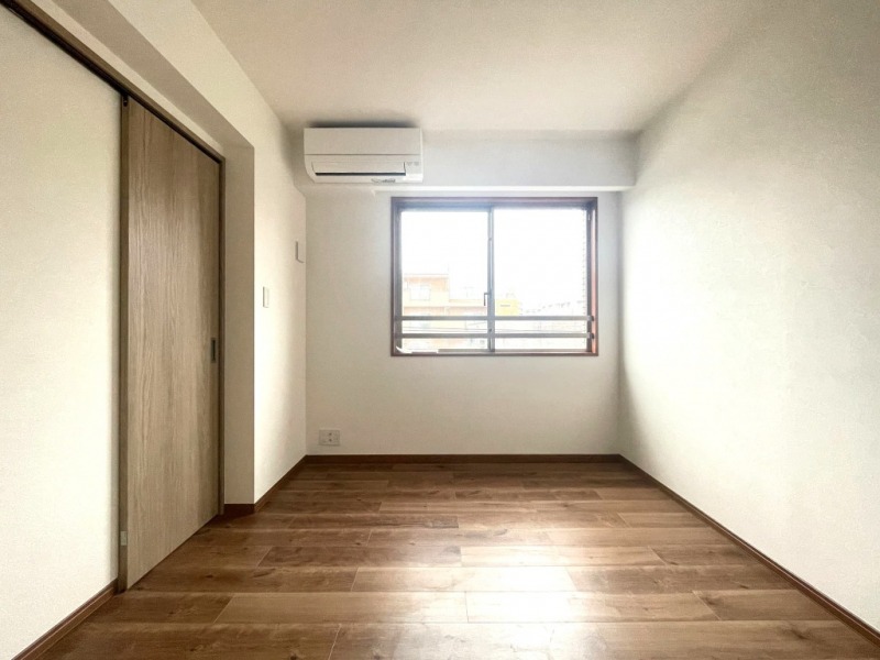【洋室：約6.0帖】西向きの陽光が注ぎ、過ぎゆくときをゆったり感じられるお部屋です。ウォークインクローゼットを備え、シングルベッドとデスクのどちらも置ける広さがあるので、お子様のお部屋やワークスペース・書斎などに向いています。
