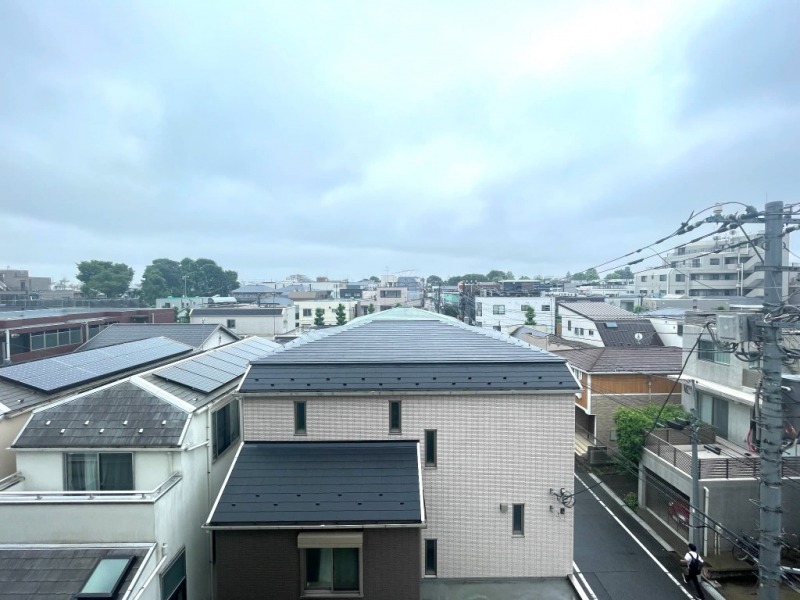 【LD側からの眺望】眼下は道路で、前面の建物まで距離が保たれているので陽光も注ぎ、周辺は低層の建物も多く開放感もあり、広い空も仰げる眺望です。
