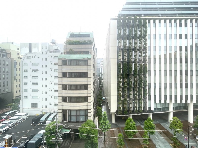 【住戸からの眺望】眼下は一方通行道路で車通りも少なく街路樹が並び、都心ながら緑も感じられます。前面の建物まで距離が保たれ、採光も風通しも得られます。