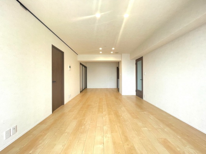 【LDK:20.4帖】ホワイトを基調とした内装に、木目の美しいフローリングや建具で、木のぬくもりを感じるナチュラルモダンな雰囲気のリビングダイニングとなっています。