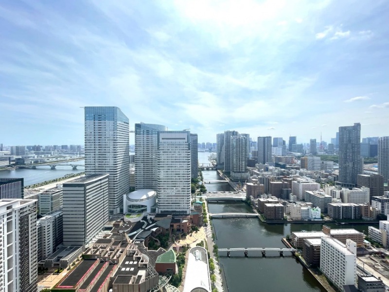 【住戸からの眺望】進化し続ける街並みに、水辺の潤いを感じながら広い空を仰げる、都心のベイエリア&タワーマンション高層階ならではの爽快感のある眺望です。