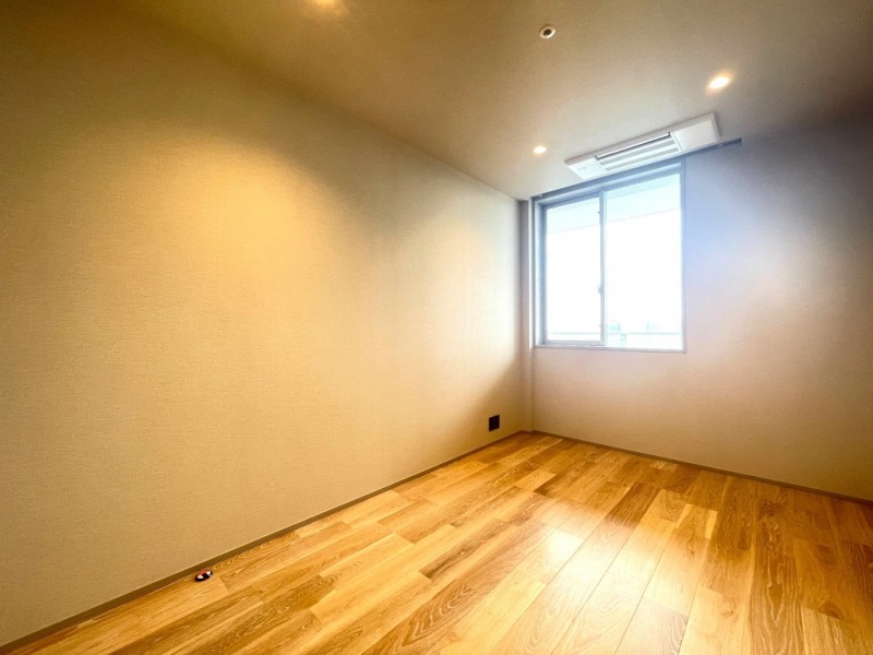 【洋室：6.0帖】西向きの陽光が注ぎ、過ぎゆくときをゆったり感じられるお部屋です。ウォークインクローゼットを備え、シングルベッドとデスクのどちらも置ける広さがあるので、お子様のお部屋やワークスペース・書斎などに向いています。