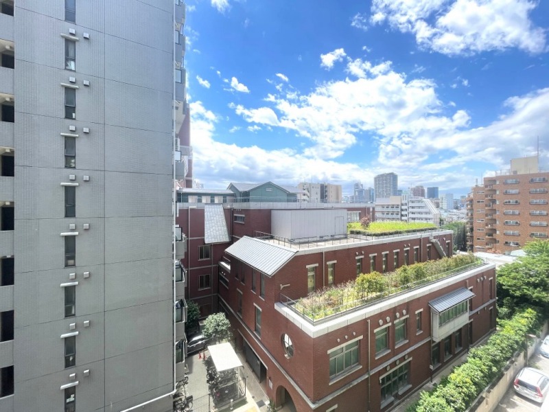 【住戸からの眺望】眼下の緑豊かな中学校は低層で、開放感や抜けもあり、広い空も仰げる眺望です。