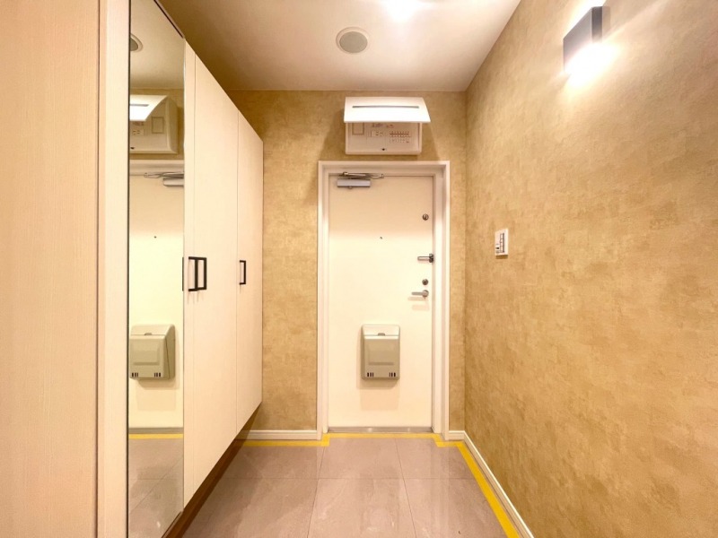 【玄関】玄関は落ち着いた雰囲気です。高さのあるシューズクローゼットが設置されており、たっぷりのシューズが収納できます。フロートタイプなので、お掃除もしやすく玄関フロアもさらに広く感じられます。姿見も付いていて、お出掛け前の身だしなみチェックもできます。