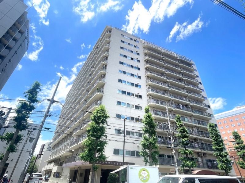 【外観】優しいホワイトの端正なフォルムの外観が街並みに調和する、文京区向丘を代表するヴィンテージマンションです。1975年3月築、東海興業施工、丸紅旧分譲の地上14階建、総戸数106戸のヴィンテージマンションです。東京メトロ南北線「東大前」駅徒歩1分の好立地。都営三田線「白山」駅や東京メトロ千代田線「根津」駅も利用でき、都心主要エリアへのアクセスも良好です。駅前を中心に生活利便施設が充実。コンビニやスーパー、クリニックなどが揃い、忙しい毎日をサポートしてくれます。東京大学をはじめ教育施設が集まる文教エリア。医療機関も充実しており、子育て世帯にも安心感のある住環境です。人気の「誠之小学校」学区内の落ち着いた環境。公園や教育施設、大学病院などが身近に揃い、幅広い世代に適した立地。文京区向丘の閑静な住宅地に佇み、歴史と文化を感じながら穏やかな暮らしを実現できます。
