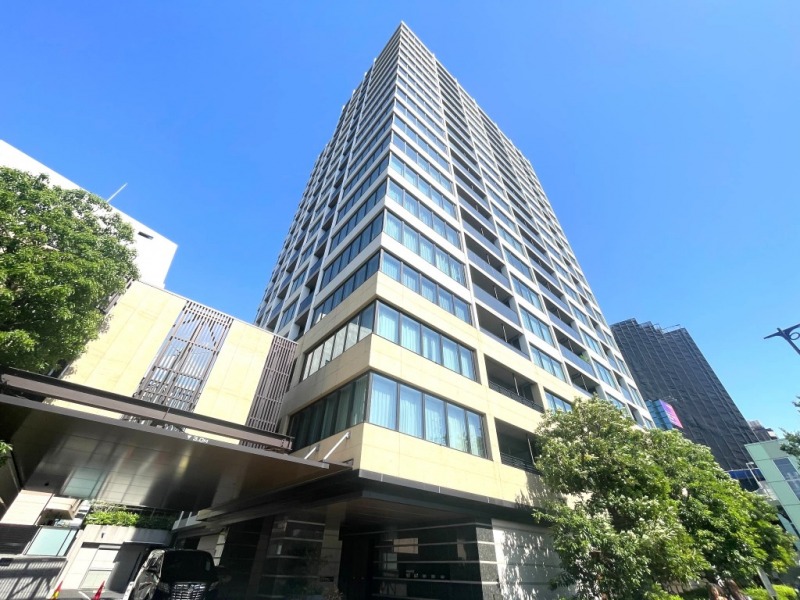 【外観】ガラスウォールを基調としたモダンな外観が、都心邸宅としての品格を演出します。2018年11月築、清水建設施工、住友商事旧分譲の地下1階地上19階建、総戸数196戸のタワーレジデンスです。2駅至近で、複数路線が利用できる利便性の高いポジション。都心主要エリアへのアクセスに優れ、休日のお出かけやビジネスシーンも快適にサポートします。1階にオーガニックスーパーあり、徒歩3分圏内にスーパーやコンビニ、ドラッグストアが揃い、日々の買い物や外食にも便利な住環境です。また代々木八幡エリアならではのカフェやベーカリー、飲食店など都市生活を快適に彩る周辺環境が整っています。緑豊かな代々木公園を日常使いできる住環境。区立小学校も近くクリニックも点在し、緑と都心利便が調和した安心感のある暮らしを実現します。