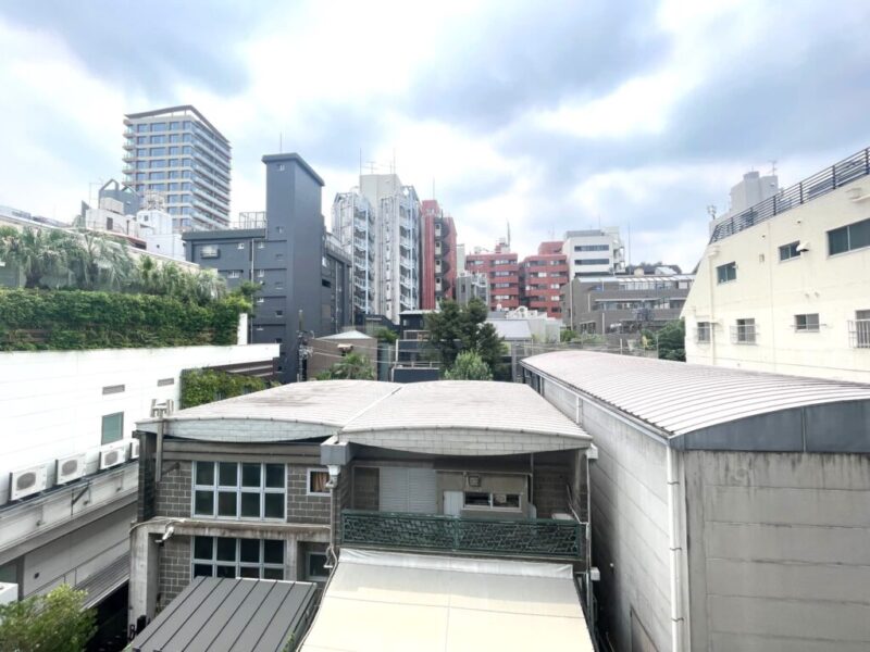 【住戸からの眺望】周囲は高層の建物が少なく開放感もあり、広い空のブルーと街に点在するグリーンのコントラストが美しい眺望です。