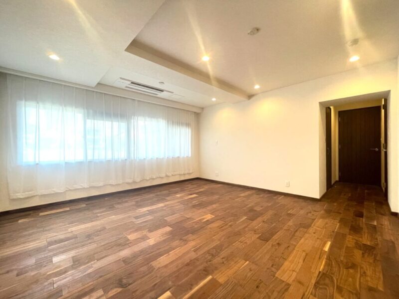 【洋室:約14.8帖】北東向きの窓がある洋室は、玄関に隣接しプライベート性が高く、夫婦で使い分けもできる2つのウォークインクローゼットを備え、居室スペースも広くご利用頂けます。大型のベッドまたは、シングルベッドを2台置ける広さがあり、主寝室にもおすすめです。