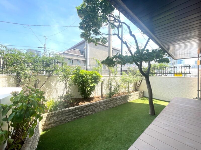 【専用庭】植栽のグリーンで囲われ、外部からの視線も感じにくく、プライベート空間で至福のひとときを満喫できます。