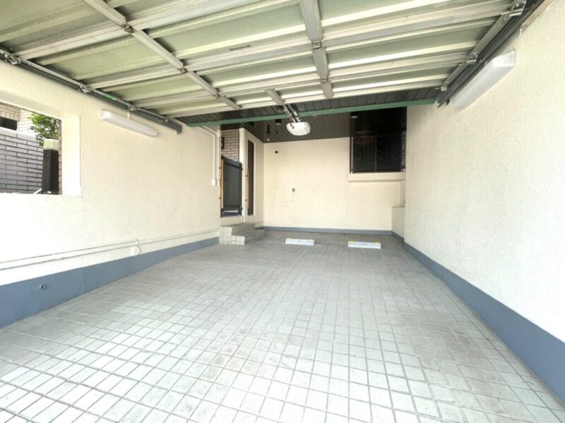 【車庫】住戸付設車庫の平置き駐車場で入出庫しやすく屋根付きの為、雨天時も濡れずに乗り降りでき、天候による汚れや日焼けなどからも大切なお車を守ります。